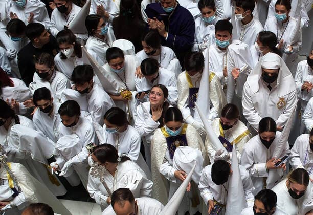News Themen der Woche KW15 News Bilder des Tages April 12, 2022, Malaga, Spain: A penitent of Rocio brotherhood (C) is seen crying after the procession was canceled due to the rain during Good Tuesday, to mark the Holy Week celebrations. After two years without Holy Week due to the coronavirus pandemic, thousands of faithful wait to see the processions bearing the statues of Christ and the Virgin Mary on the streets as part of traditional Holy Week. In Andalusia, the Holy Week celebration congregates thousands of people from all countries, and it s considered one of the most important religious and cultural events of the year. Malaga Spain - ZUMAs197 20220412_zaa_s197_153 Copyright: xJesusxMeridax