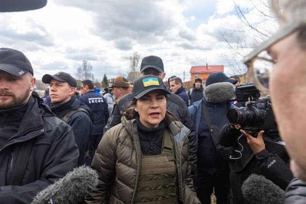 Bilder des Jahres 2022, News 04 April News Themen der Woche KW15 News Bilder des Tages April 12, 2022, Bucha, Ukraine: Prosecutor General of Ukraine, Irina Venediktova speaks to journalists during the exhumation of the victims of the Buchan genocide. She had information that similar war crimes had been committed in about 6,000 locations on Ukrainian territory. Bucha City in Ukraine was devastated under intense fighting and shelling attack from Russia. The genocide attack of the Russian forces killed hundreds of civilians in the town. The Russian attacks also result in some locals being homeless and living on the streets. Bucha Ukraine - ZUMAs197 20220412_zab_s197_026 Copyright: xMykhayloxPalinchakx