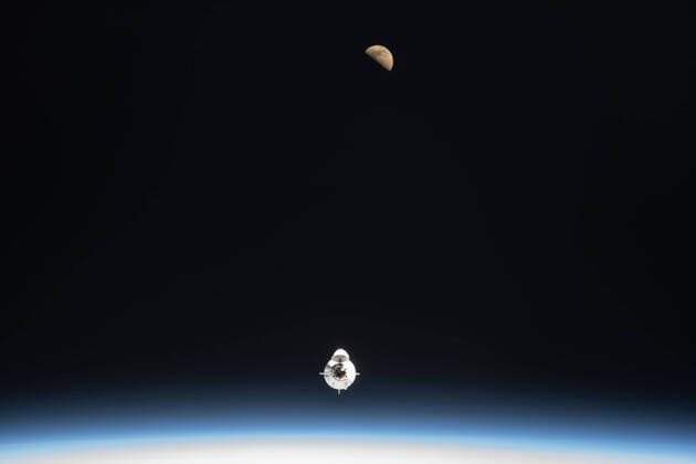 Bilder des Jahres 2022, News 04 April News Themen der Woche KW15 SpaceX s Dragon spacecraft, carrying the crew of Michael López-Alegría, a retired NASA astronaut; Larry Connor, a real estate and technology entrepreneur; Mark Pathy, a Canadian businessman; and Eytan Stibbe, an Israeli entrepreneur and former fighter jet pilot, part of Axiom Space s Ax-1 mission, is pictured on approach to the International Space Station. The Dragon capsule is expected to dock with the orbiting laboratory on Saturday, April 9, 2022.  WAX2022041203 SPACEX