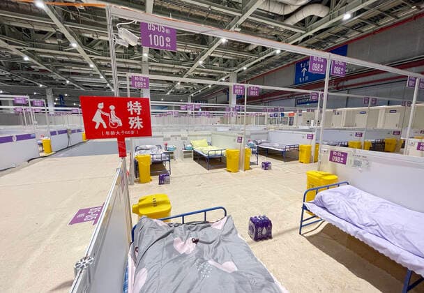 (220413) -- SHANGHAI, April 13, 2022 -- Photo taken on April 12, 2022 shows the interior view of a makeshift hospital converted from the National Exhibition and Convention Center (NECC) in east China s Shanghai. The NECC, also known as the auspicious four-leaf clover, is being converted into the largest makeshift hospital in the city. ) CHINA-SHANGHAI-NECC-MAKESHIFT HOSPITAL (CN) DingxTing 