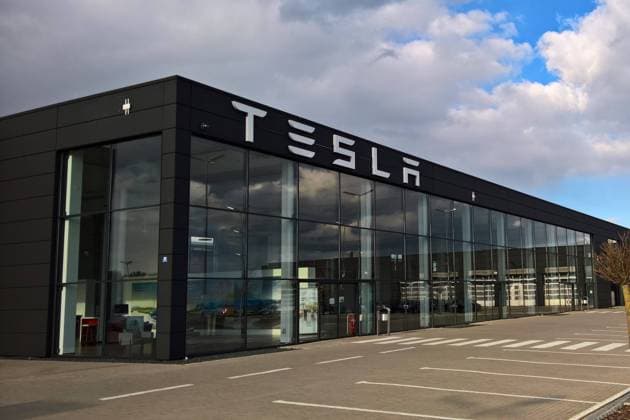 Tesla, Inc., vormals Tesla Motors, ist ein boersennotierter US-amerikanischer Autohersteller, der neben Elektroautos auch Batteriespeicher und Photovoltaikanlagen produziert. Gegruendet wurde die Firma im Jahr 2003 von Martin Eberhard und Marc Tarpenning, die 2008 ausschieden. Im Fruehjahr 2004 stiegen Risikokapital-Investoren ein, Elon Musk wurde Aufsichtsratsvorsitzender und wurde zur praegenden Figur. Foto: Tesla Center Regensburg - Obertraubling *** Tesla, Inc , formerly Tesla Motors, is a publicly traded U.S. car manufacturer that produces battery storage and photovoltaic systems in addition to electric cars The company was founded in 2003 by Martin Eberhard and Marc Tarpenning, who left in 2008 In the spring of 2004, venture capital