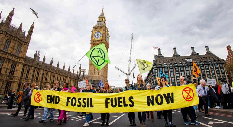 News Themen der Woche KW15 News Bilder des Tages . 13 04 2022. London, United Kingdom. Members of Extinction Rebellion, one dressed as Boris Johnson march bover Westminster Bridge. Extinction Rebellion protest. Westminster.  xMarkxThomasx xi-Imagesx IIM-23313-0001