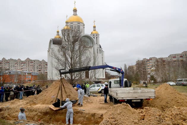 Bilder des Jahres 2022, News 04 April News Themen der Woche KW15 News Bilder des Tages KYIV REGION, UKRAINE - APRIL 13, 2022 - Exhumation of bodies from another mass grave, where civilians killed by russian occupants are buried, is carried out in Bucha, Kyiv Region, north-eastern Ukraine Bodies of civilians killed by russian occupiers exhumed in Bucha  Copyright: xPavloxBahmutx