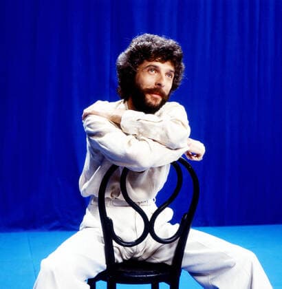Andre Heller Der österreichische Chansonnier, Aktionskünstler und Schauspieler Andre Heller, bei einem Studiofotoshooting, Deutschland um 1982., Deutschland Copyright: kpa UnitedArchives55008602 EDITORIAL USE ONLY