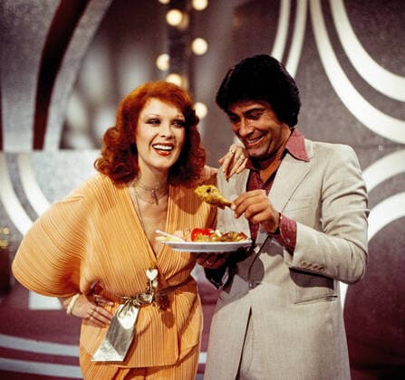 Die nächste Party kommt bestimmt Die nächste Party kommt bestimmt, Unterhaltungs-Sendereihe, Deutschland 1978 - 1979, Mitwirkende: Elisabeth Volkmann, Roy Black widmet sich einem Hähnchenschenkel, Deutschland Copyright: kpa UnitedArchives55008744 EDITORIAL USE ONLY