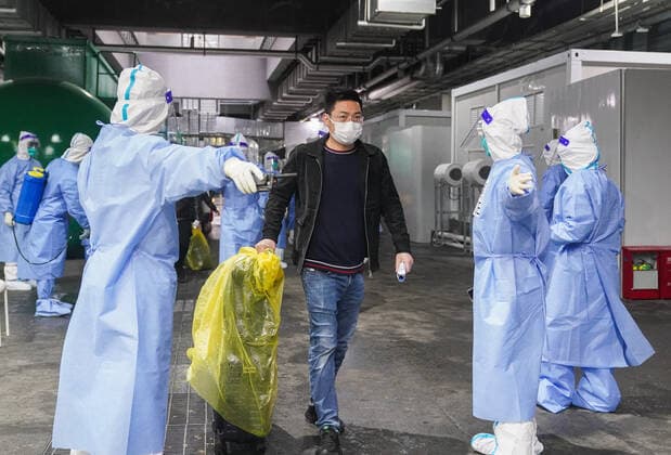 (220414) -- SHANGHAI, April 14, 2022 -- A COVID-19 patient leaves the National Exhibition and Convention Center (NECC), the largest makeshift hospital, in east China s Shanghai, April 14, 2022. A total of 322 COVID-19 patients were released from medical observation and left the NECC on Thursday morning, local authorities said. They were the first batch of patients discharged from the NECC since it started admitting COVID-19 mild cases and asymptomatic carriers on April 9, according to the municipal epidemic control office. The convention center-turned makeshift hospital has a capacity to accommodate more than 50,000 beds. ) CHINA-SHANGHAI-MAKESHIFT HOSPITAL-COVID-19 PATIENTS-RELEASE(CN) DingxTing 