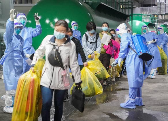 (220414) -- SHANGHAI, April 14, 2022 -- COVID-19 patients leave the National Exhibition and Convention Center (NECC), the largest makeshift hospital, in east China s Shanghai, April 14, 2022. A total of 322 COVID-19 patients were released from medical observation and left the NECC on Thursday morning, local authorities said. They were the first batch of patients discharged from the NECC since it started admitting COVID-19 mild cases and asymptomatic carriers on April 9, according to the municipal epidemic control office. The convention center-turned makeshift hospital has a capacity to accommodate more than 50,000 beds. ) CHINA-SHANGHAI-MAKESHIFT HOSPITAL-COVID-19 PATIENTS-RELEASE(CN) DingxTing 