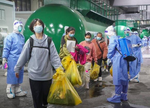 (220414) -- SHANGHAI, April 14, 2022 -- COVID-19 patients leave the National Exhibition and Convention Center (NECC), the largest makeshift hospital, in east China s Shanghai, April 14, 2022. A total of 322 COVID-19 patients were released from medical observation and left the NECC on Thursday morning, local authorities said. They were the first batch of patients discharged from the NECC since it started admitting COVID-19 mild cases and asymptomatic carriers on April 9, according to the municipal epidemic control office. The convention center-turned makeshift hospital has a capacity to accommodate more than 50,000 beds. ) CHINA-SHANGHAI-MAKESHIFT HOSPITAL-COVID-19 PATIENTS-RELEASE(CN) DingxTing 