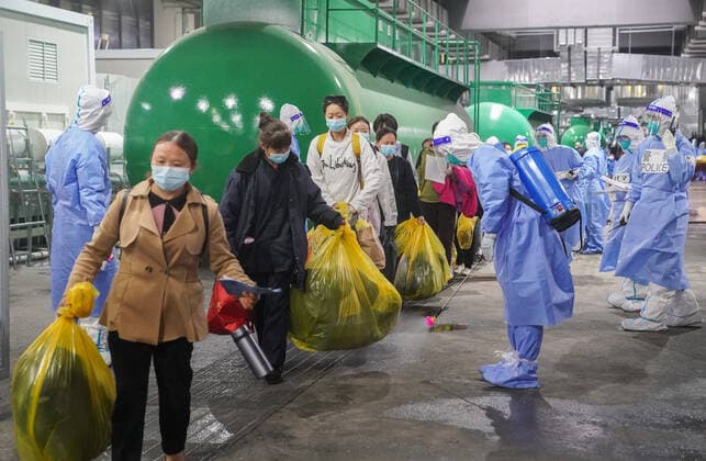 News Bilder des Tages (220414) -- SHANGHAI, April 14, 2022 -- COVID-19 patients leave the National Exhibition and Convention Center (NECC), the largest makeshift hospital, in east China s Shanghai, April 14, 2022. A total of 322 COVID-19 patients were released from medical observation and left the NECC on Thursday morning, local authorities said. They were the first batch of patients discharged from the NECC since it started admitting COVID-19 mild cases and asymptomatic carriers on April 9, according to the municipal epidemic control office. The convention center-turned makeshift hospital has a capacity to accommodate more than 50,000 beds. ) CHINA-SHANGHAI-MAKESHIFT HOSPITAL-COVID-19 PATIENTS-RELEASE(CN) DingxTing 