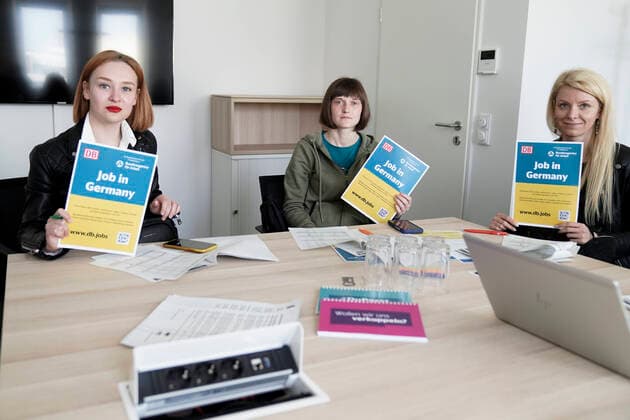 News Themen der Woche KW15 News Bilder des Tages Jobberatung fuer ukrainische Gefluechtete Aktuell, 14.04.2022, Koeln, Ukrainische Gefluechtete mit einem Schild mit der Aufschrift Job in Germany bei der Jobberatung im neu eroeffneten Jobberatung beim Pressetermin im Rahmen der Eroeffnung Jobberatungszentren fuer ukrainische Gefluechtete in Koeln in Kooperation mit der Deutschen Bahn, der Agentur fuer Arbeit und der Stiftung 1. FC Koeln. Weitere Jobberatungen werden in Berlin und Frankfurt eroeffnet und sollen ukrainischen Gefluechteten bei der Jobsuche helfen. Koeln Nordrhein-Westfalen Deutschland *** Job counseling for Ukrainian refugees Current, 14 04 2022, Cologne, Ukrainian refugees with a sign saying Job in Germany at the job counseling in the newly opened job counseling at the pres