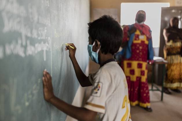 Schulklasse in einer Siedlung fuer Fluechtlinge, Binnenvertriebene und einheimische Familien in Ouallam, 14.04.2022. Ouallam Niger *** School class in a settlement for refugees, internally displaced persons and local families in Ouallam, 14 04 2022 Ouallam Niger Copyright: xFlorianxGaertnerx