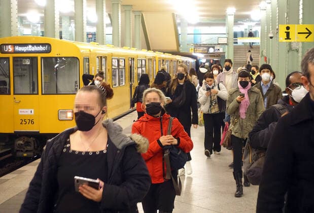 14.04.2022, Berlin, GER - Menschen mit FFP2-Masken auf einem Bahnsteig der U-Bahnlinie 5 im Bahnhof Alexanderplatz. (Alexanderplatz, Alltag, aussteigen, Bahn, Bahnhof, Bahnsteig, befoerdern, Befoerderung, Berlin, Berliner Verkehrsbetriebe, BVG, Coronaepidemie, Coronakrise, Coronapandemie, deutsch, Deutschland, einsteigen, Europa, europaeisch, Fahrgaeste, FFP2-Masken, Gesellschaft, innen, Innenaufnahme, Linie 5, Maskenpflicht, Menschen, Mund-Nasen-Schutz, Nahverkehr, oeffentlicher Personennahverkehr, OEPNV, Passagiere, Personen, Personenbefoerderung, Personentransport, QF, Querformat, Schiene, Stadt, Stadtbahn, Stadtverkehr, Transport, U Bahn, U Bahn System, U Bahnhof, U Bahnsystem, U-Bahn, U-Bahn System, U-Bahnhof, U-Bahnlinie 5, U5, Unterg