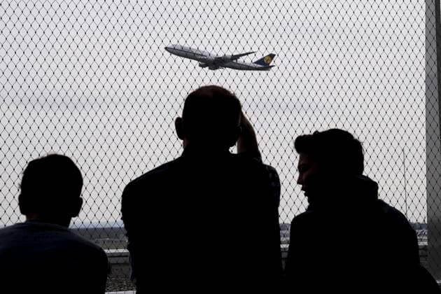 Symbolbild Abflug am Flughafen Symbolfoto Familie sieht sehnsuechtig einem Flugzeug hinterher., getrennt von Gittern Deutschland *** Symbol image departure at airport symbol photo family looks longingly after a plane , separated by bars Germany