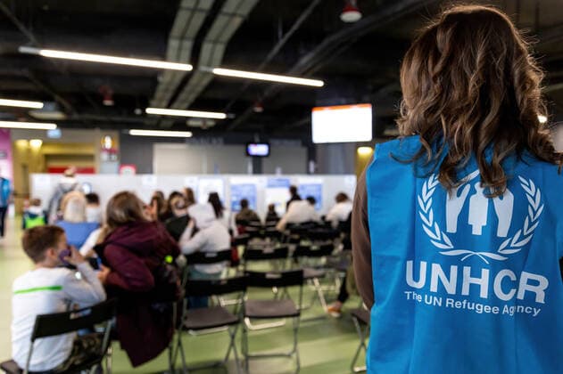 News Bilder des Tages April 14, 2022, Krakow, Malopolskie, Poland: UNHCR staff supports Ukrainian refugees as they wait in Tauron Arena to be registered by UNHCR after escaping the war in their country. More than 2.5 million people have already fled Ukraine for Poland. As the Russian Federation invaded Ukraine, the conflict forced 4 million Ukrainians to flee their country. Many of the refugees seek asylum in Poland. UNHCR supports Polish government and offers financial relief for the escapees. Krakow Poland - ZUMAs197 20220414_zaa_s197_127 Copyright: xDominikaxZarzyckax