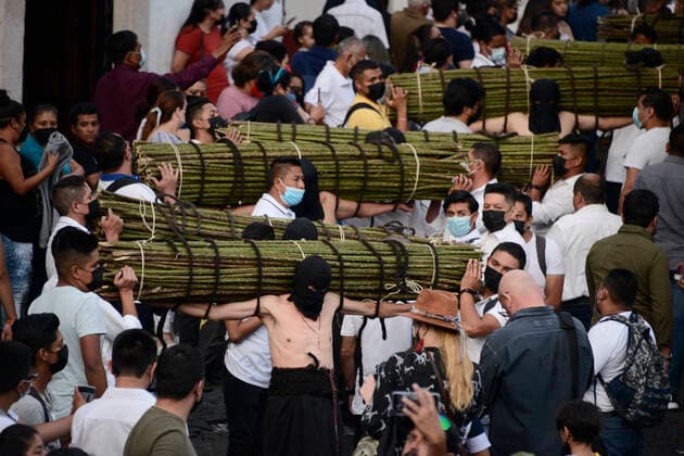 Holy Thursday Procession of Holy Week in Taxco TAXCO, MEXICO - APR 14, 2022: a penitent lifts a roll of blackberry thorns during the Holy Thursday procession as part of the Holy Week. On April 14, 2022 in Taxco, Mexico. (Photo by Carlos Tischler Eyepix Group) Copyright: xCarlosxTischler xxEyepixxGroupx EYEPIX_CT_14042022_61197