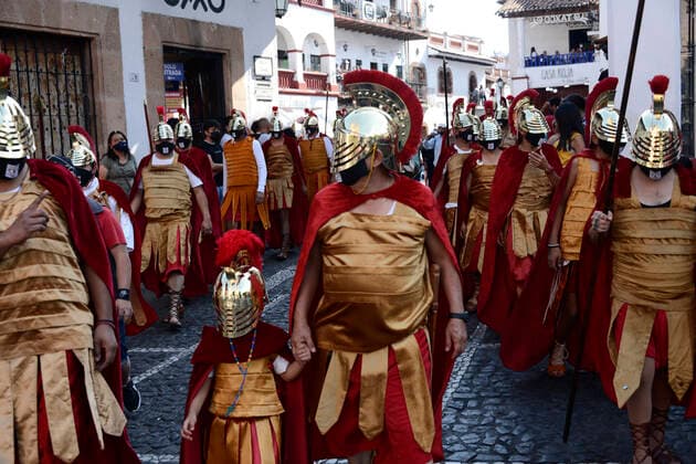 Holy Thursday Procession of Holy Week in Taxco TAXCO, MEXICO - APR 14, 2022: Roman soldiers take part during the Holy Thursday procession as part of the Holy Week. On April 14, 2022 in Taxco, Mexico. (Photo by Carlos Tischler Eyepix Group) Copyright: xCarlosxTischler xxEyepixxGroupx _EYE0717