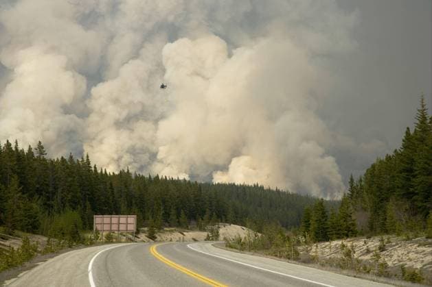 Forest fire, controlled burn with helicopter, Saskatchewan Valley, Banff N P Rocky Mountains, Alberta, Canada, June 2009, North America Copyright: imageBROKER/FLPAx/xBillxCoster iblhoj05627051.jpg