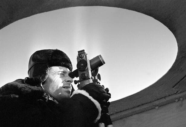 NORTH POLE-12 POSITIONS 31937 15.04.1964 Astronomer Vladilen Izmailov using transit instrument to determine the positions of the North Pole-12 station V. Kozlov Sputnik Russia  Copyright: xV.xKozlovx