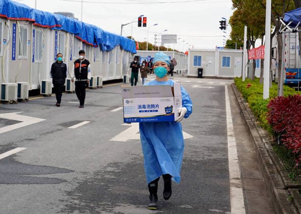 (220415) -- SHANGHAI, April 15, 2022 -- A staff member transfers supplies at a makeshift hospital in Lingang of Shanghai, east China, April 15, 2022. Medical workers serving at the makeshift hospital in Lingang are from different places including Shanghai, and neighboring Jiangsu and Zhejiang Provinces. ) CHINA-SHANGHAI-MAKESHIFT HOSPITAL (CN) YangxYouzong 