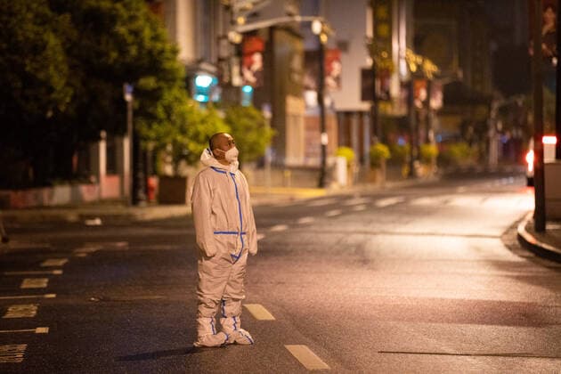 News Bilder des Tages (220415) -- SHANGHAI, April 15, 2022 -- Zhang Hui, a community worker, patrols during the night at the Guangfu residential area in Yuyuan sub-district in Shanghai, east China, April 15, 2022. ) CHINA-SHANGHAI-COMMUNITY WORKER-COVID-19 (CN) JinxLiwang 