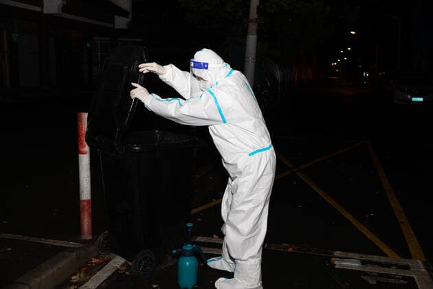 (220415) -- SHANGHAI, April 15, 2022 -- Li Jianguo, a community worker, deals with garbage during the night at the Guangfu residential area in Yuyuan sub-district in Shanghai, east China, April 15, 2022. ) CHINA-SHANGHAI-COMMUNITY WORKER-COVID-19 (CN) JinxLiwang 