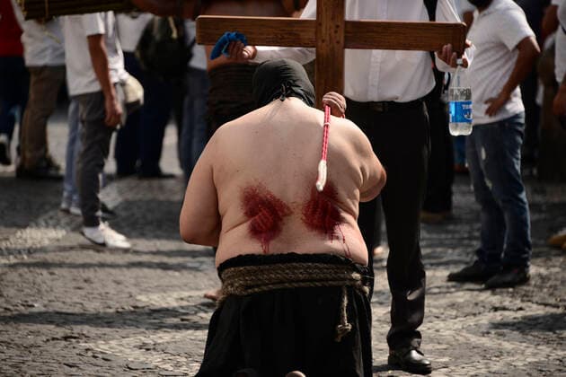 Good Friday Procession of Holy Week in Taxco TAXCO, MEXICO - APR 15, 2022: A ‘E’ncruzado’ penitent wears a black hood known as a capirotte, while he flagellates himself, takes part during the Good Friday procession as part of the Holy Week celebrations. The Procession of the ‘Encruzados of Taxco’ is a tradition with more than 400 years. On April 15, 2022 in Taxco, Mexico. (Photo by Carlos Tischler Eyepix Group) Copyright: xCarlosxTischlerx xxEyepixxGroupx EYEPIX_CT_15042022_61279
