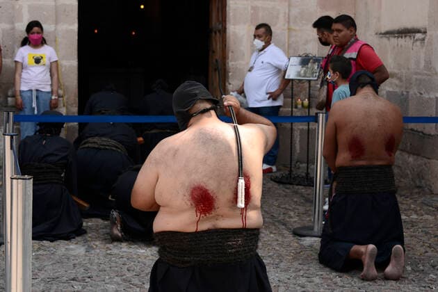 Good Friday Procession of Holy Week in Taxco TAXCO, MEXICO - APR 15, 2022: A ‘E’ncruzado’ penitent wears a black hood known as a capirotte, while he flagellates himself, takes part during the Good Friday procession as part of the Holy Week celebrations. The Procession of the ‘Encruzados of Taxco’ is a tradition with more than 400 years. On April 15, 2022 in Taxco, Mexico. (Photo by Carlos Tischler Eyepix Group) Copyright: xCarlosxTischlerx xxEyepixxGroupx EYEPIX_CT_15042022_61289