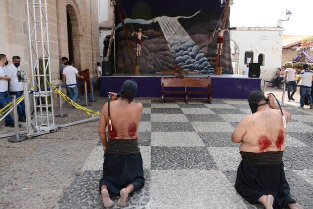 Good Friday Procession of Holy Week in Taxco TAXCO, MEXICO - APR 15, 2022: A ‘E’ncruzado’ penitent wears a black hood known as a capirotte, while he flagellates himself, takes part during the Good Friday procession as part of the Holy Week celebrations. The Procession of the ‘Encruzados of Taxco’ is a tradition with more than 400 years. On April 15, 2022 in Taxco, Mexico. (Photo by Carlos Tischler Eyepix Group) Copyright: xCarlosxTischlerx xxEyepixxGroupx EYEPIX_CT_15042022_61292