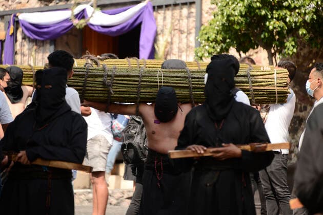 Good Friday Procession of Holy Week in Taxco TAXCO, MEXICO - APR 15, 2022: A woman penitent wears a black hood known as a capirotte and a black robe, while takes part during Good Friday of the Holy Week celebrations. The Procession of the ‘Encruzados of Taxco’ is a tradition with more than 400 years. On April 15, 2022 in Taxco, Mexico. (Photo by Carlos Tischler Eyepix Group) Copyright: xCarlosxTischlerx xxEyepixxGroupx EYEPIX_CT_15042022_61305