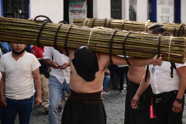 Good Friday Procession of Holy Week in Taxco TAXCO, MEXICO - APR 15, 2022: A ‘E’ncruzado’ penitent wearing a black hood known as a capirotte, lifts a roll of blackberry thorns weighing 50kg, takes part during the Good Friday procession as part of the Holy Week celebrations. The Procession of the ‘Encruzados of Taxco’ is a tradition with more than 400 years. On April 15, 2022 in Taxco, Mexico. (Photo by Carlos Tischler Eyepix Group) Copyright: xCarlosxTischlerx xxEyepixxGroupx EYEPIX_CT_15042022_61308