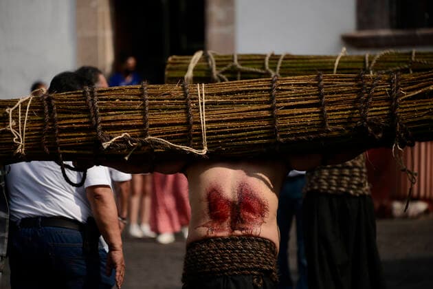 Good Friday Procession of Holy Week in Taxco TAXCO, MEXICO - APR 15, 2022: A ‘E’ncruzado’ penitent wearing a black hood known as a capirotte, lifts a roll of blackberry thorns weighing 50kg, takes part during the Good Friday procession as part of the Holy Week celebrations. The Procession of the ‘Encruzados of Taxco’ is a tradition with more than 400 years. On April 15, 2022 in Taxco, Mexico. (Photo by Carlos Tischler Eyepix Group) Copyright: xCarlosxTischlerx xxEyepixxGroupx EYEPIX_CT_15042022_61313