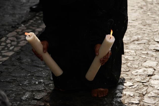 Good Friday Procession of Holy Week in Taxco TAXCO, MEXICO - APR 15, 2022: A woman penitent wears a black hood known as a capirotte and a black robe, while takes part during Good Friday of the Holy Week celebrations. The Procession of the ‘Encruzados of Taxco’ is a tradition with more than 400 years. On April 15, 2022 in Taxco, Mexico. (Photo by Carlos Tischler Eyepix Group) Copyright: xCarlosxTischlerx xxEyepixxGroupx EYEPIX_CT_15042022_61302