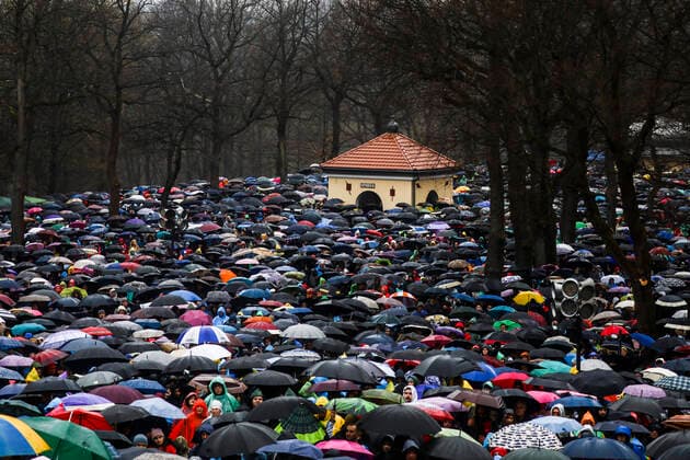 News Themen der Woche KW15 News Bilder des Tages Way Of The Cross On Good Friday In Poland Pilgrims attend the Way of the Cross during Good Friday celebration in Kalwaria Zebrzydowska, Poland on April 15, 2022. Kalwaria Zebrzydowska Poland  Copyright: xBeataxZawrzelx originalFilename: zawrzel-wayofthe220415_nppfj.jpg