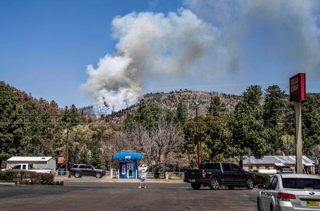 April 15, 2022, Ruidoso, USA: Abq Journal.The McBride Fire in the village of Ruidoso continues to burn on Friday just outside of village limits to the north of highway 70 and state road 48..Ruidoso, New Mexico Albuquerque Journal. Ruidoso USA - ZUMAab1_ 20220415_zaf_ab1_038 Copyright: xRobertoxE.xRosalesx