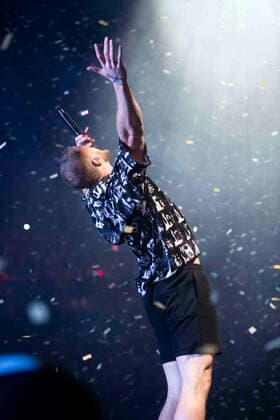 April 15, 2022, Calgary, Alberta, Canada: Dan Reynolds of Imagine Dragons performs on stage in Calgary, Alberta at The Saddleome. Calgary Canada - ZUMAr123 20220415_zap_r123_020 Copyright: xBadenxRothx
