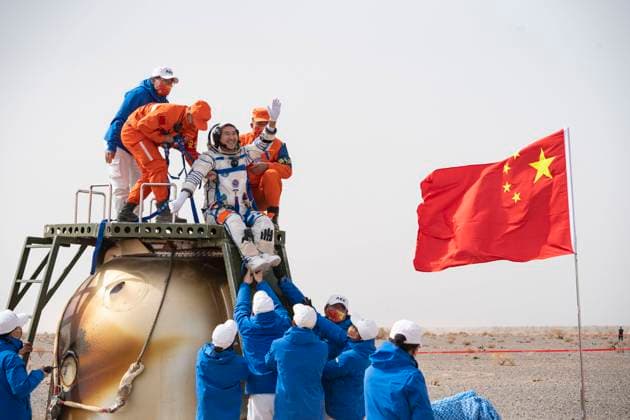 Bilder des Jahres 2022, News 04 April News Themen der Woche KW15 News Bilder des Tages (220416) -- DONGFENG LANDING SITE, April 16, 2022 -- Astronaut Zhai Zhigang is out of the return capsule of the Shenzhou-13 spaceship at the Dongfeng landing site in north China s Inner Mongolia Autonomous Region on April 16, 2022. Three Chinese astronauts, the second team sent to orbit for space station construction, have completed their six-month mission and returned to Earth safely on Saturday. ) (EyesonSci)CHINA-SHENZHOU-13-RETURN (CN) CaixYang 