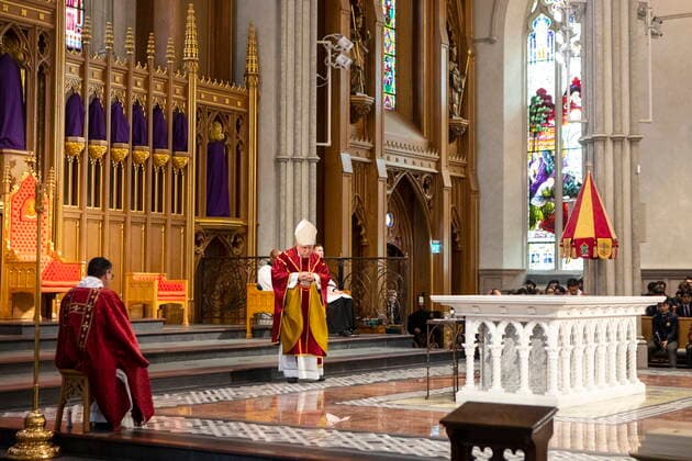 April 15, 2022, Toronto, ON, CAN: Cardinal Thomas Collins, the Archbishop of Toronto, walks to the pulpit to deliver a sermon as worshippers attend a Good Friday service at St. Michael s Cathedral Basilica, in Toronto, Friday, April 15, 2022. Toronto CAN  - ZUMAc35_ 20220415_zaf_c35_004 Copyright: xChrisxYoungx