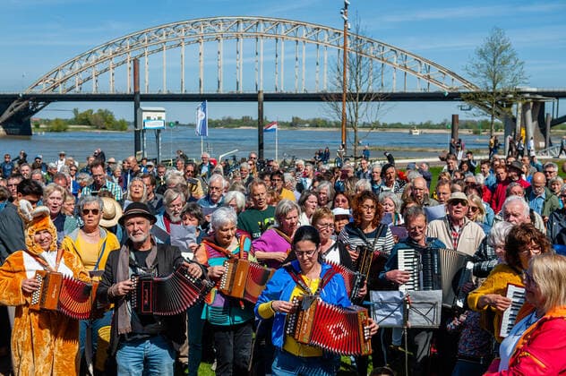 Musicians For Ukraine Concert Held In Nijmegen Hundreds of musicians are playing the Ukrainian national anthem during a concert in support of Ukraine held in Nijmegen, on April 16th, 2022. Nijmegen Gelderland Netherlands  Copyright: xRomyxArroyoxFernandezx originalFilename: arroyofernandez-musician220416_np0pM.jpg