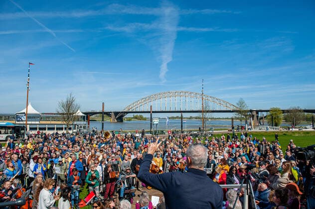 News Bilder des Tages Musicians For Ukraine Concert Held In Nijmegen Hundreds of musicians are playing the Ukrainian national anthem during a concert in support of Ukraine held in Nijmegen, on April 16th, 2022. Nijmegen Gelderland Netherlands  Copyright: xRomyxArroyoxFernandezx originalFilename: arroyofernandez-musician220416_npbMZ.jpg