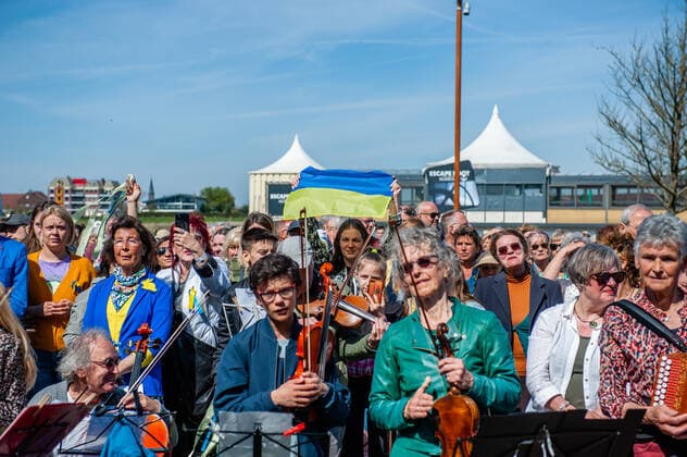 Musicians For Ukraine Concert Held In Nijmegen Hundreds of musicians are playing the Ukrainian national anthem during a concert in support of Ukraine held in Nijmegen, on April 16th, 2022. Nijmegen Gelderland Netherlands  Copyright: xRomyxArroyoxFernandezx originalFilename: arroyofernandez-musician220416_npUbW.jpg