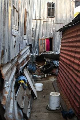 Südafrika, Schäden nach Unwetter in Durban Massive floods wreak havoc at Pantas Informal Settlement in Durban DURBAN, SOUTH AFRICA - APRIL 14: General view at Pantas Informal Settlement on April 14, 2022 in Durban, South Africa. According to media reports, persistent heavy rain in parts of KwaZulu-Natal has resulted in widespread flooding, collapsing roads and death. ( Gallo376036
