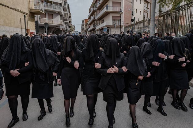 Bilder des Jahres 2022, News 04 April News Themen der Woche KW15 News Bilder des Tages Procession Of The Desolata In Canosa Di Puglia Women dressed in black with covered faces on Holy Saturday during the procession of the Desolata in Canosa di Puglia on April 16, 2022. The Procession of the Desolate is one of the most important and significant religious rites of Holy Week in Canosa di Puglia which takes place on Holy Saturday. The most evocative element that has always distinguished this Procession is represented by the choir made up of women dressed in black, which have been directed continuously for over 50 years by Maestro Mimmo Masotina, now by his son Ezio, who sing the Hymn of the Desolate, expressing in unison their pain and their condolences accompanied by the music of the Banda di Canosa. Many originally from Canosa  Copyright: xDavidexPischettolax originalFilename: pischettola-notitle220416_npgrR.jpg