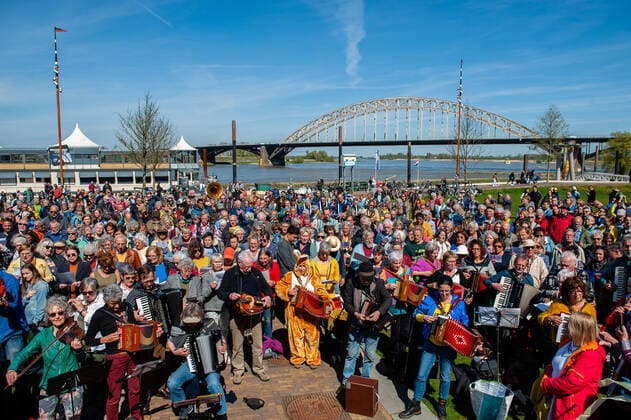 April 16, 2022, Nijmegen, Gelderland, Netherlands: A view of the musicians gathered at the Waalkade before the concert. Under the motto, music connects people , the Nijmegen musician Mart Heijmans brought together 400 musicians at the Waalkade to sing the Ukrainian national anthem and other songs to show their solidarity with Ukraine. Around 250 of them were Ukrainian refugees received during the last months in the city. Four Ukrainian singers who have fled, including an opera singer, performed a few more songs before an attentive and emotional crowd. Nijmegen Netherlands - ZUMAs197 20220416_zaa_s197_051 Copyright: xAnaxFernandezx