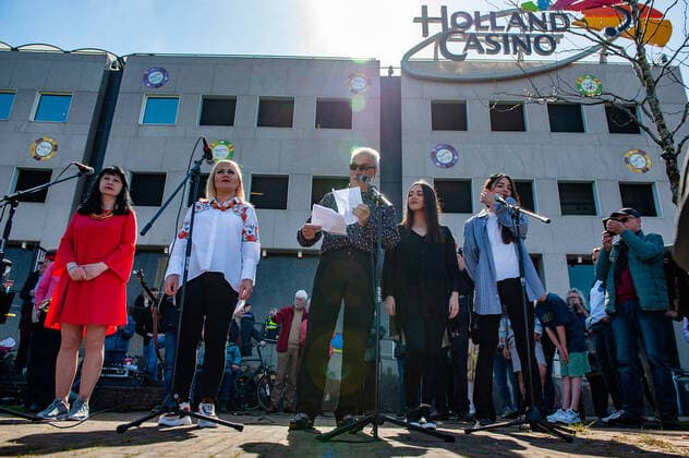 April 16, 2022, Nijmegen, Gelderland, Netherlands: Nijmegen musician Mart Heijmans is seen introducing the Ukrainian women. Under the motto, music connects people , the Nijmegen musician Mart Heijmans brought together 400 musicians at the Waalkade to sing the Ukrainian national anthem and other songs to show their solidarity with Ukraine. Around 250 of them were Ukrainian refugees received during the last months in the city. Four Ukrainian singers who have fled, including an opera singer, performed a few more songs before an attentive and emotional crowd. Nijmegen Netherlands - ZUMAs197 20220416_zaa_s197_055 Copyright: xAnaxFernandezx