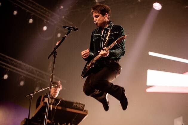 2022 04 16 21 39 27 SCHIJNDEL Singer and guitarist Alex Kapranos of the Scottish rock band Franz Ferdinand during a performance on the second day of Paaspop in Schijndel, Brabant The festival has been canceled for the past two years due to the corona measures ANP KIPPA PAUL BERGEN netherlands out belgium out  Copyright: xx x447196960x originalFilename: 447196960.jpg