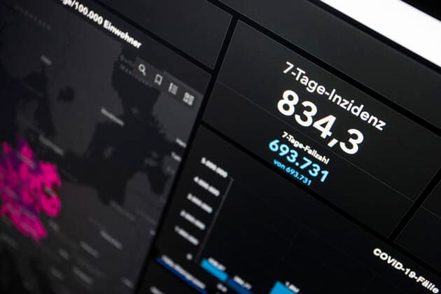 RKI dashboard, 7 day incidence is now 834.3 7 day incidence, RKI dashboard on a monitor on 17 04 2022 in Siegen Germany.