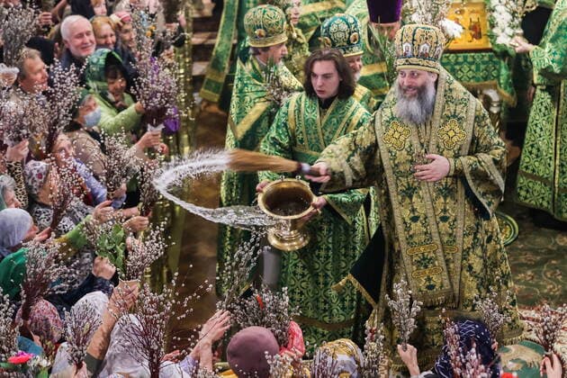 Bilder des Jahres 2022, News 04 April News Themen der Woche KW15 NOVOSIBIRSK, RUSSIA - APRIL 17, 2022: Metropolitan Nikodim (C) of Novosibirsk and Berdsk sprinkles holy water during a liturgy at the Ascension Cathedral on Orthodox Palm Sunday. Kirill Kukhmar TASS  TS12D071