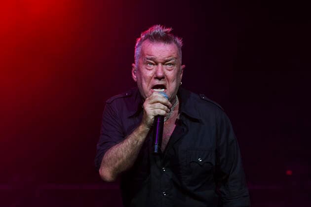 ELECTION22 ANTHONY ALBANESE ELECTION CAMPAIGN, Australian singer Jimmy Barnes performs at the Byron Bay Bluesfest on Day 7 of the 2022 federal election campaign, in Byron Bay, Sunday, April 17, 2022. ( NO ARCHIVING, EDITORIAL USE ONLY, NO USE IN BOOKS WITHOUT CONSENT BYRON BAY NSW AUSTRALIA  Copyright: xLUKASxCOCHx 20220417001648578411