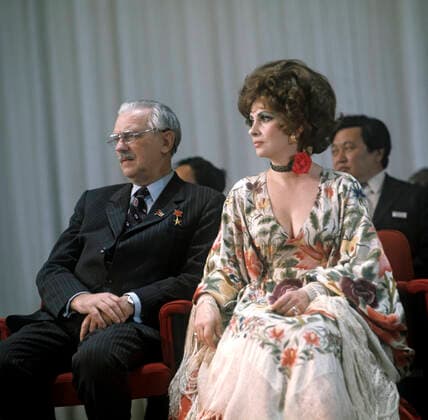 Gina Lollobrigid and Sergei Mikhalkov 585331 15.07.1973 An Italian actress, a member of the jury Gina Lollobrigida and a writer, a chairman of the jury of the children s competition Sergei Mikhalkov. The VIII International Film Festival. Galina Kmit Sputnik Moscow Russia  Copyright: xGalinaxKmitx