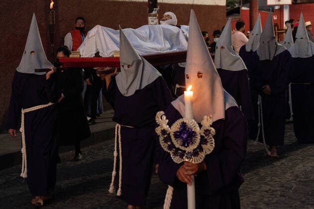 April 16, 2022, Patzcuaro, Michoacan, Mexico: Roman Catholic hooded penitents wearing traditional capirotes, carry a statue of Jesus Christ through the streets in celebration of Holy Saturday, April 16, 2022 in Patzcuaro, Michoacan, Mexico. The small indigenous town retains traditions from Colonial Spanish rule including the confraternity of penitents during Holy Week. Patzcuaro Mexico - ZUMAe02_ 20220416_zaf_e02_002 Copyright: xRichardxEllisx